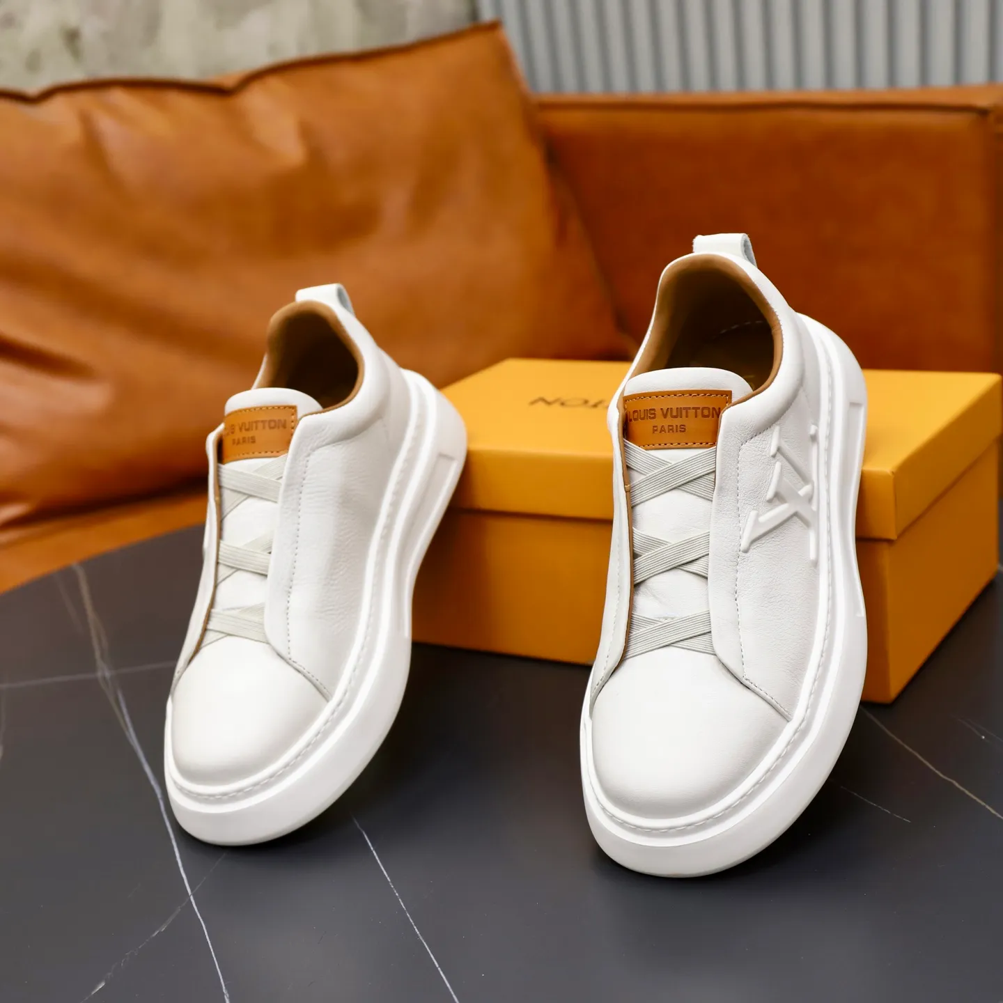 Men's shoes: 480💰🙅‍♂️🙅‍♂️🙅‍♂️ Brand: LV Louis Vuitton Standard code: 38-44 (45 customized) Grade: Same as the official website Material: Original cowhide fabric Comfortable cowhide lining Increased lightness, wear-resistant and soft outsole Style category: Men's fashionable casual shoes Running sneakers Distinguished luxury brand elements Top luxury Color: actual picture color